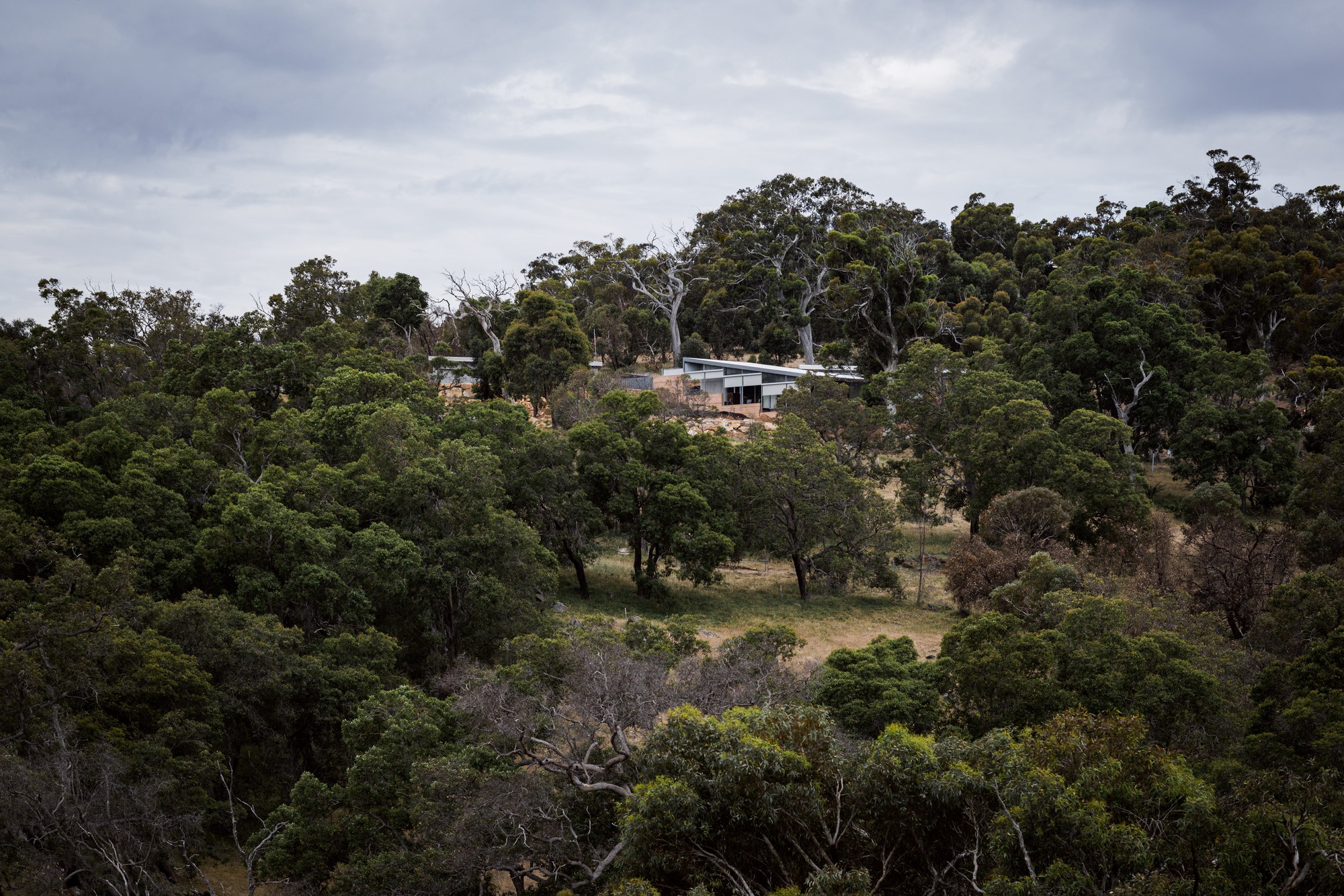 快速成交房屋交易；快速完成房屋买卖（注：Rapid Close House 不是常见标准表达，推测可能是在房产交易语境中表示快速完成房屋买卖流程，这里给出一种较合理的理解翻译） 丨Philip Stejskal Architecture-16