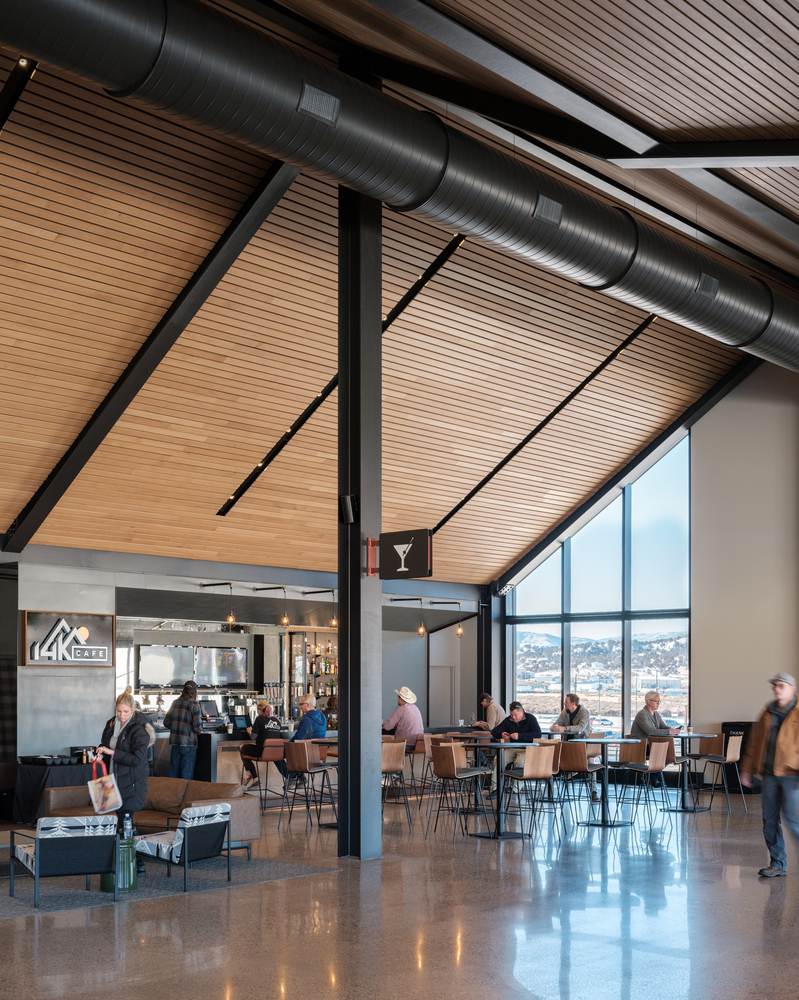 美国鹰县地区机场候机厅-16