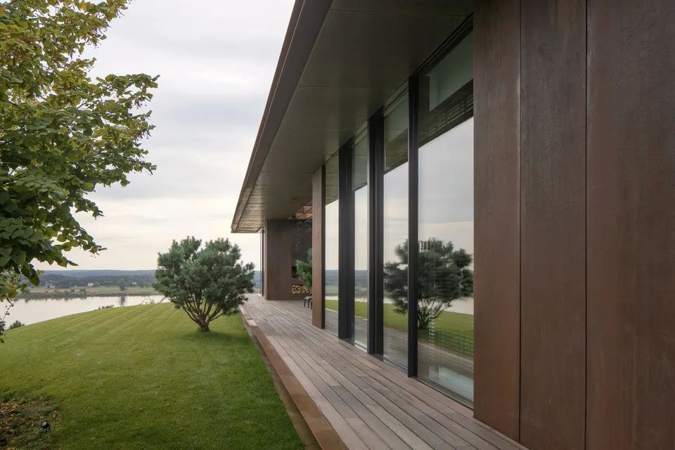 坡上住宅：草地上的钢铁沟壑-83