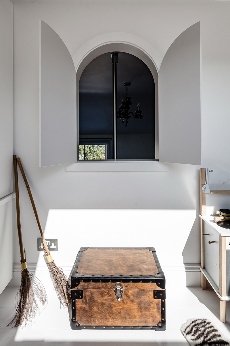 伦敦灰色调公寓的活力点缀-23