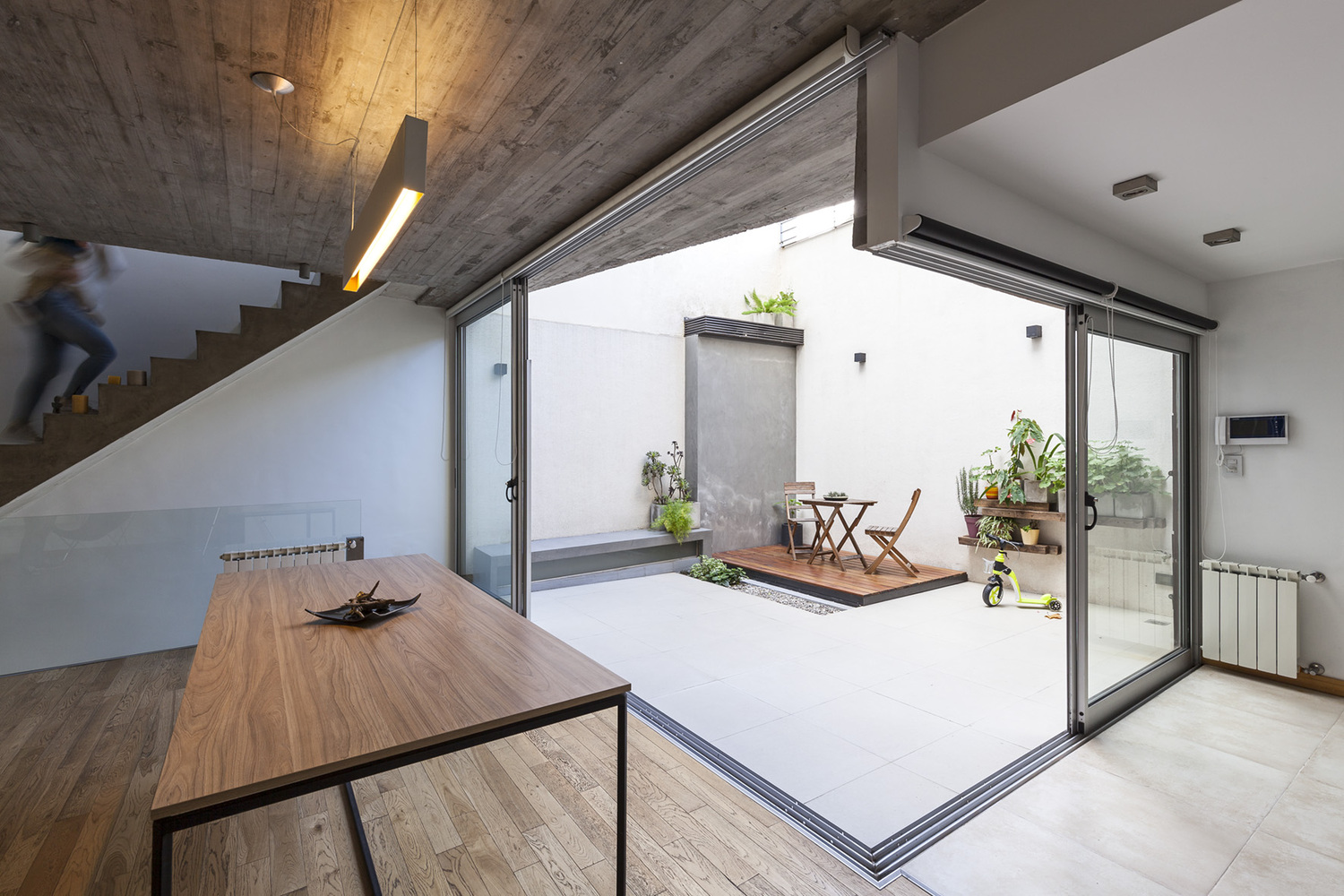 阿根廷“绿意盎然”的三层住宅设计-38