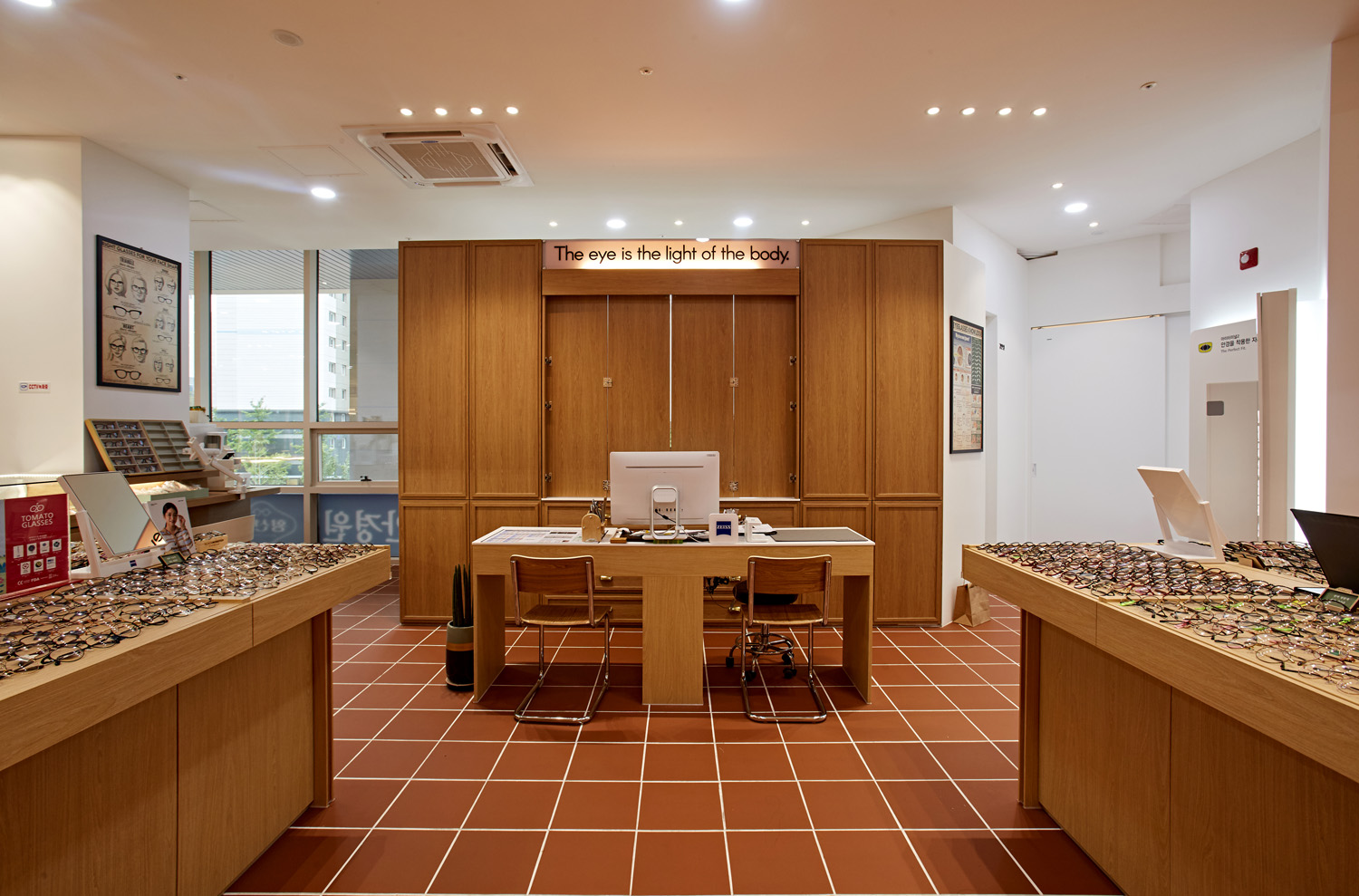 照明点睛之笔 | 高级眼镜店室内设计-11
