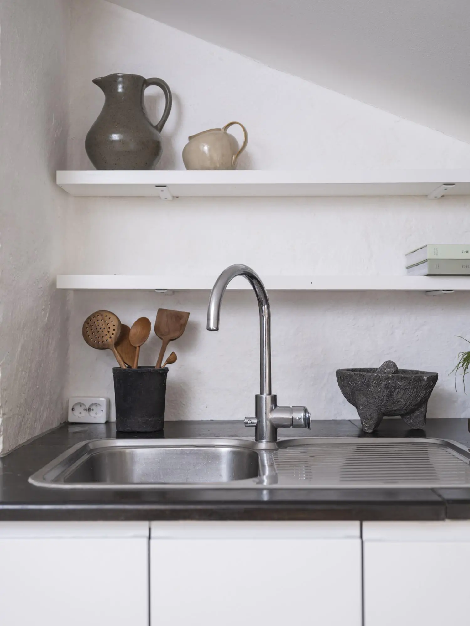 瑞典一旧楼顶层公寓的活力黄灰设计-8