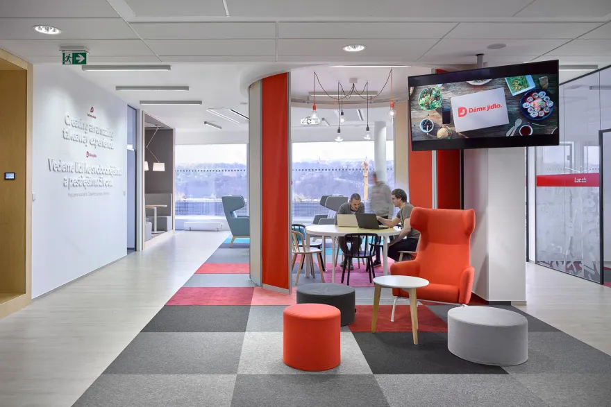 灵活办公空间,美食公司 Dáme jídlo 的年轻创意设计-18