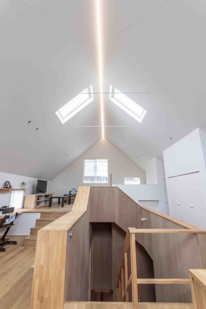屋根形状とレベル差を活用　家族がゆるやかにつながる屋根裏のような居住空間 | Style of Life | 100%LiFE-8