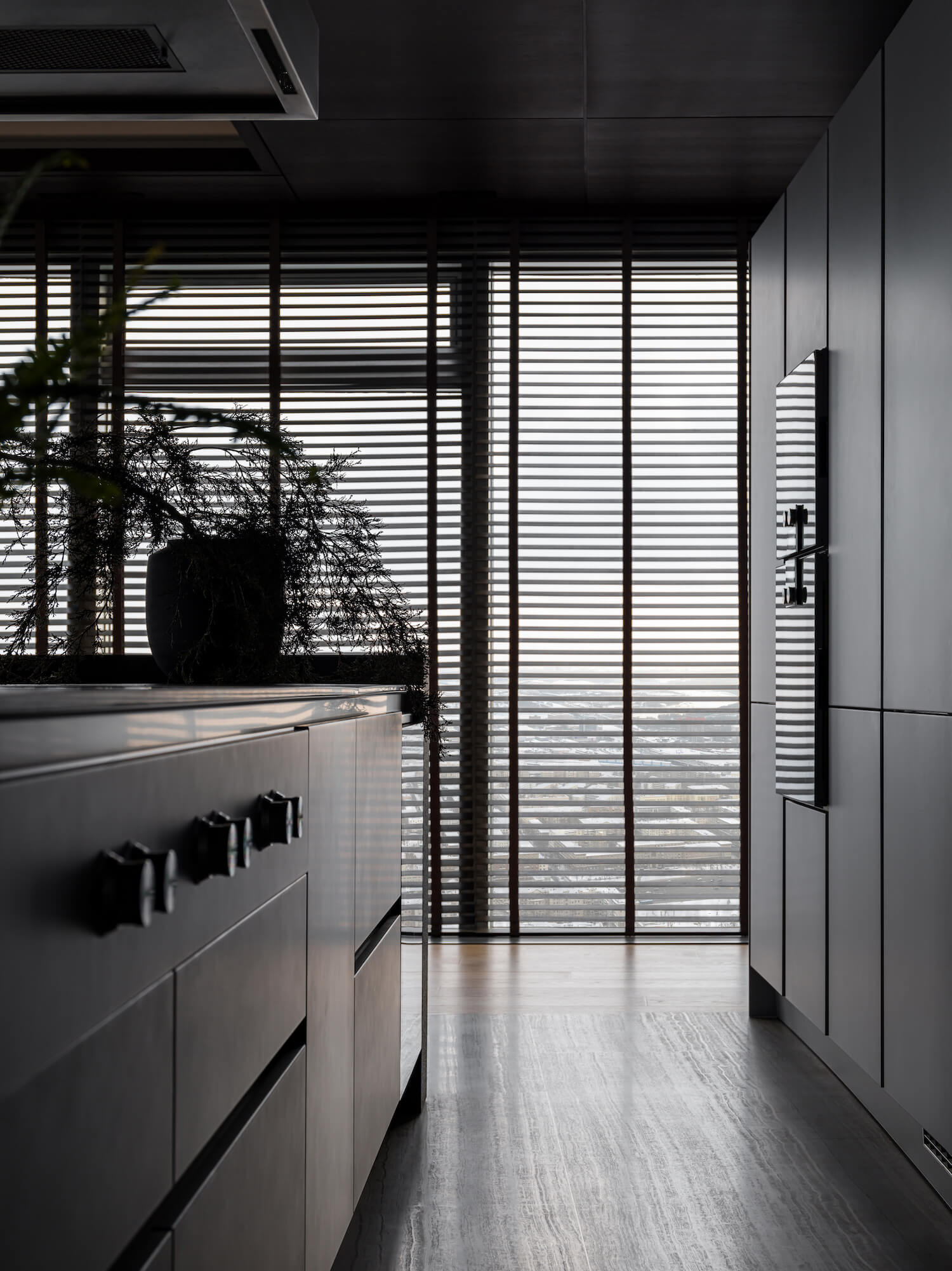 莫斯科黑色系公寓设计 既沉稳又有质感-12