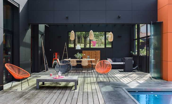 法国河边的黑色小屋 | 室内的明亮与活力-4