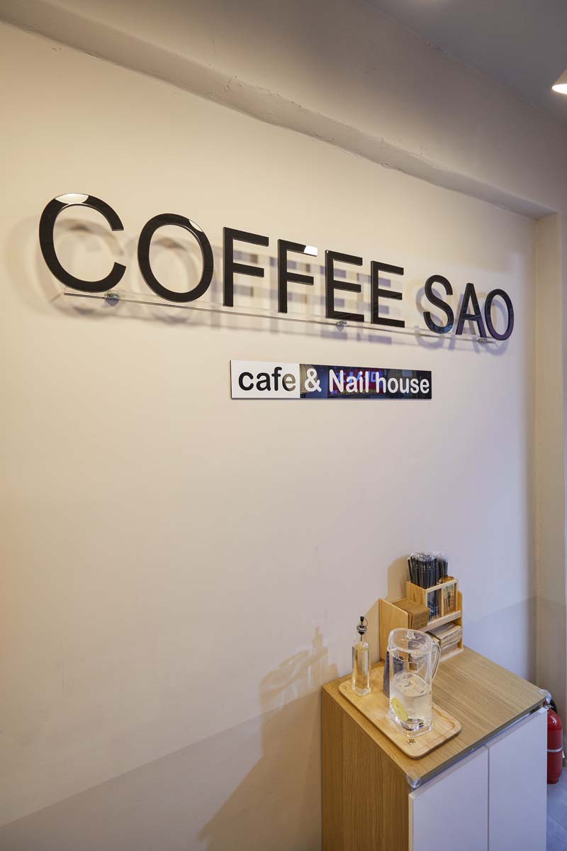 首尔 8 坪咖啡馆，极简工业风营造温馨空间-10