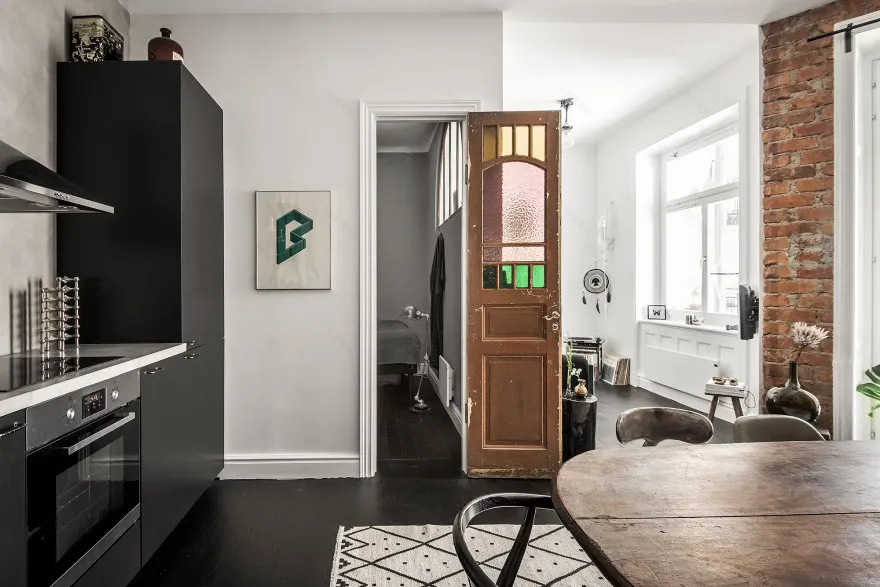 瑞典古典公寓,高挑天花演绎空间魅力-8