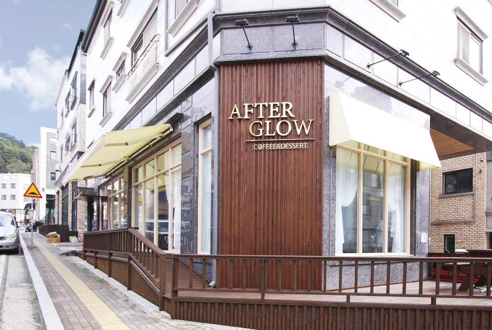 白色与木质，打造 40 平米极简咖啡厅-2