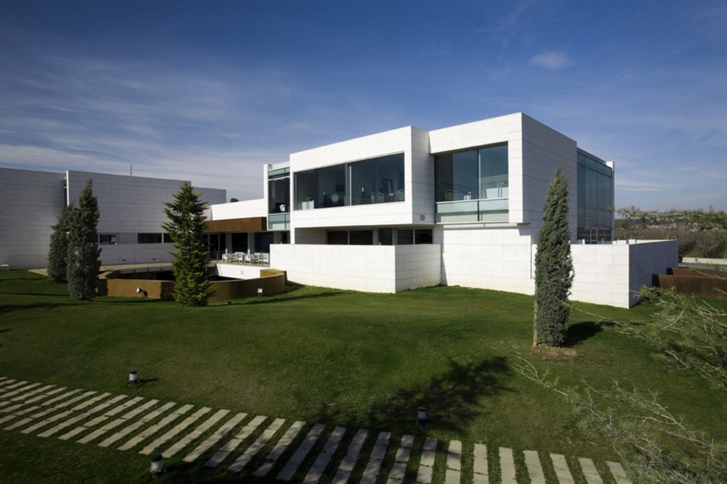 地形融入的绿色多功能酒店设计-14