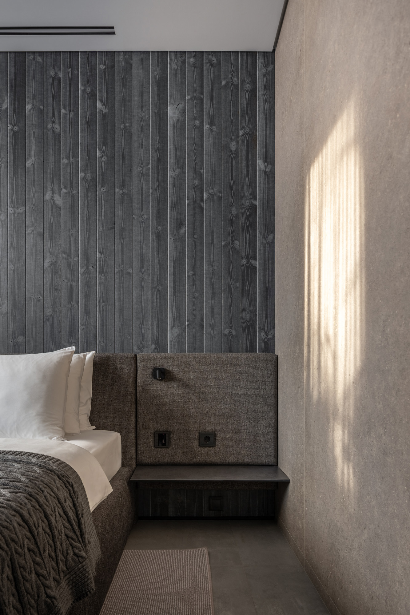 维拉，韦尔霍利雷拉公园

注：Verholy Rela可能并非标准常见词汇组合，若有特定背景信息，可能会有更精准的译法这里是按照常见音译处理 -19