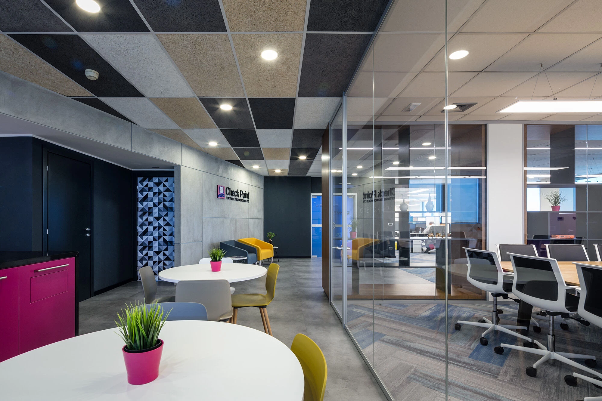 全球 70 个办公室的统一设计风格-14