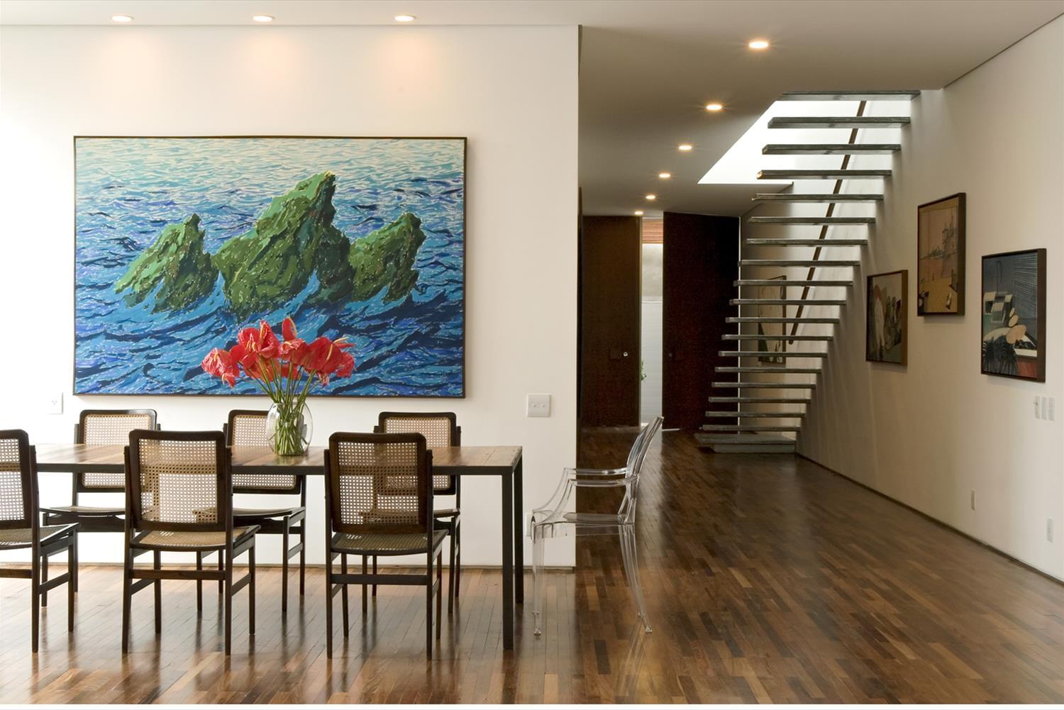 巴西 Isis Chaulon 设计的狭长住宅，引入自然光与绿意，打造温馨家居-1