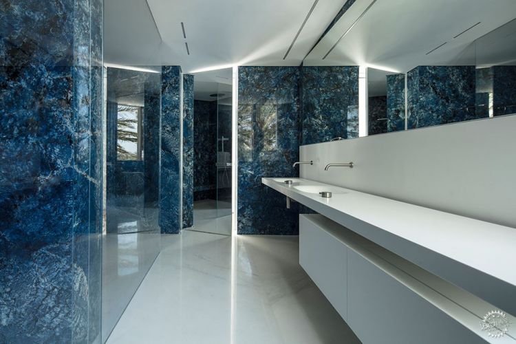 重複與韻律之美：三角形鏤空白色鋁板的應用。 - WEHOUSE-8