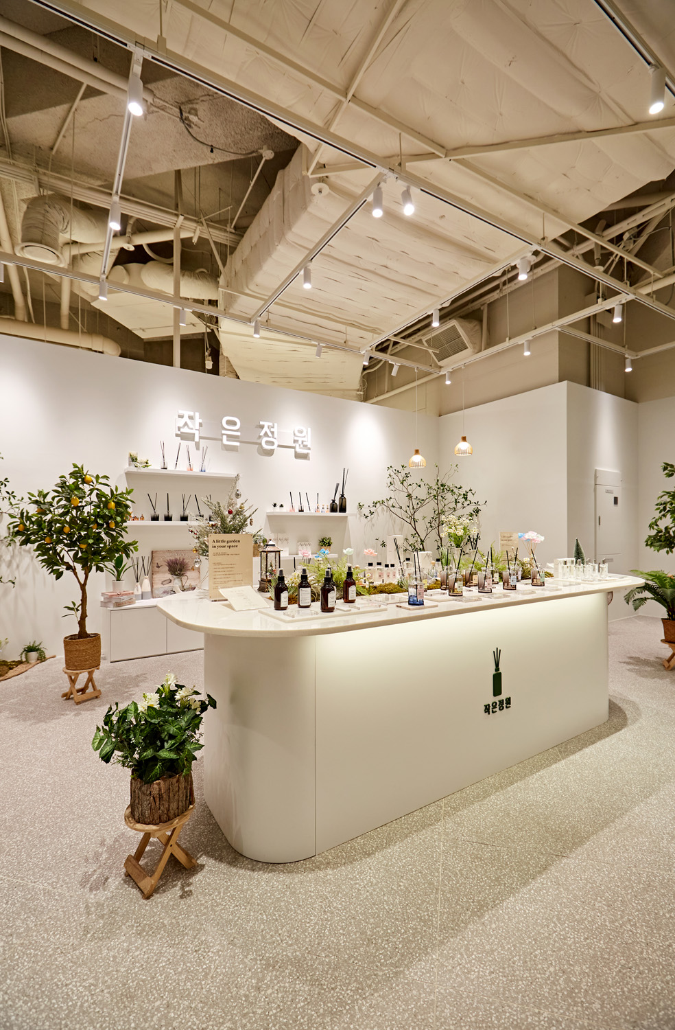 白色花园 | 10 平米小阳台的极简设计魅力-11