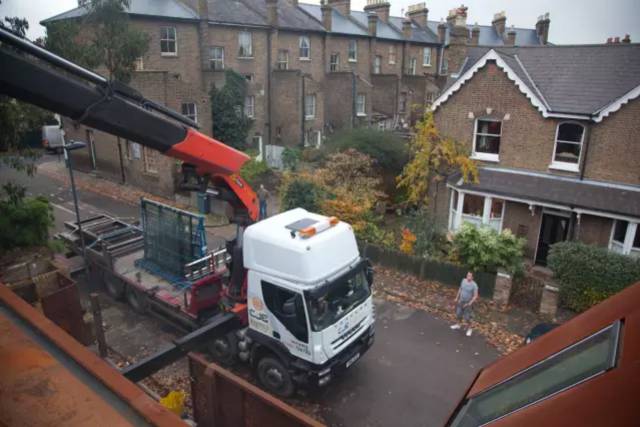 买不起“学区房”，他带2个女儿住进破马厩，花4年爆改，市价3300万!-52