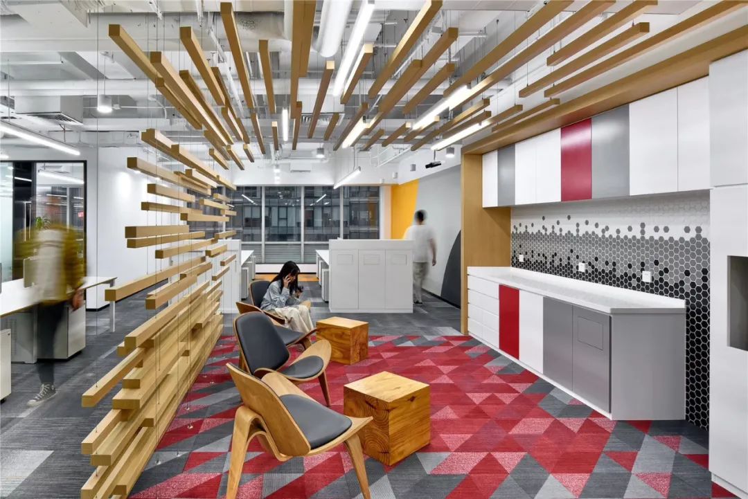 科技感与人性化共融的商汤科技办公空间-4