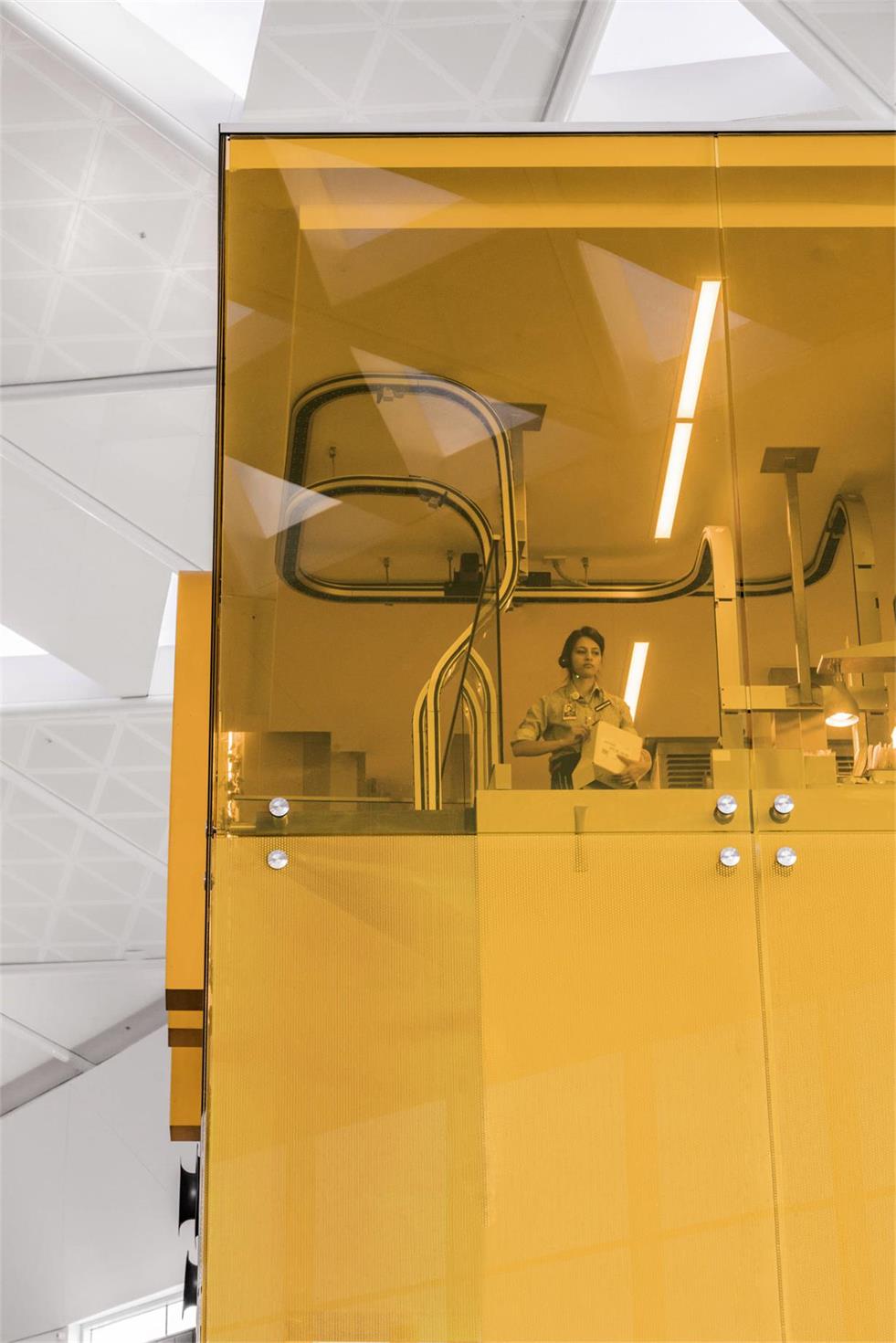 悉尼机场麦当劳店面设计丨澳大利亚悉尼丨Landini Associates-10