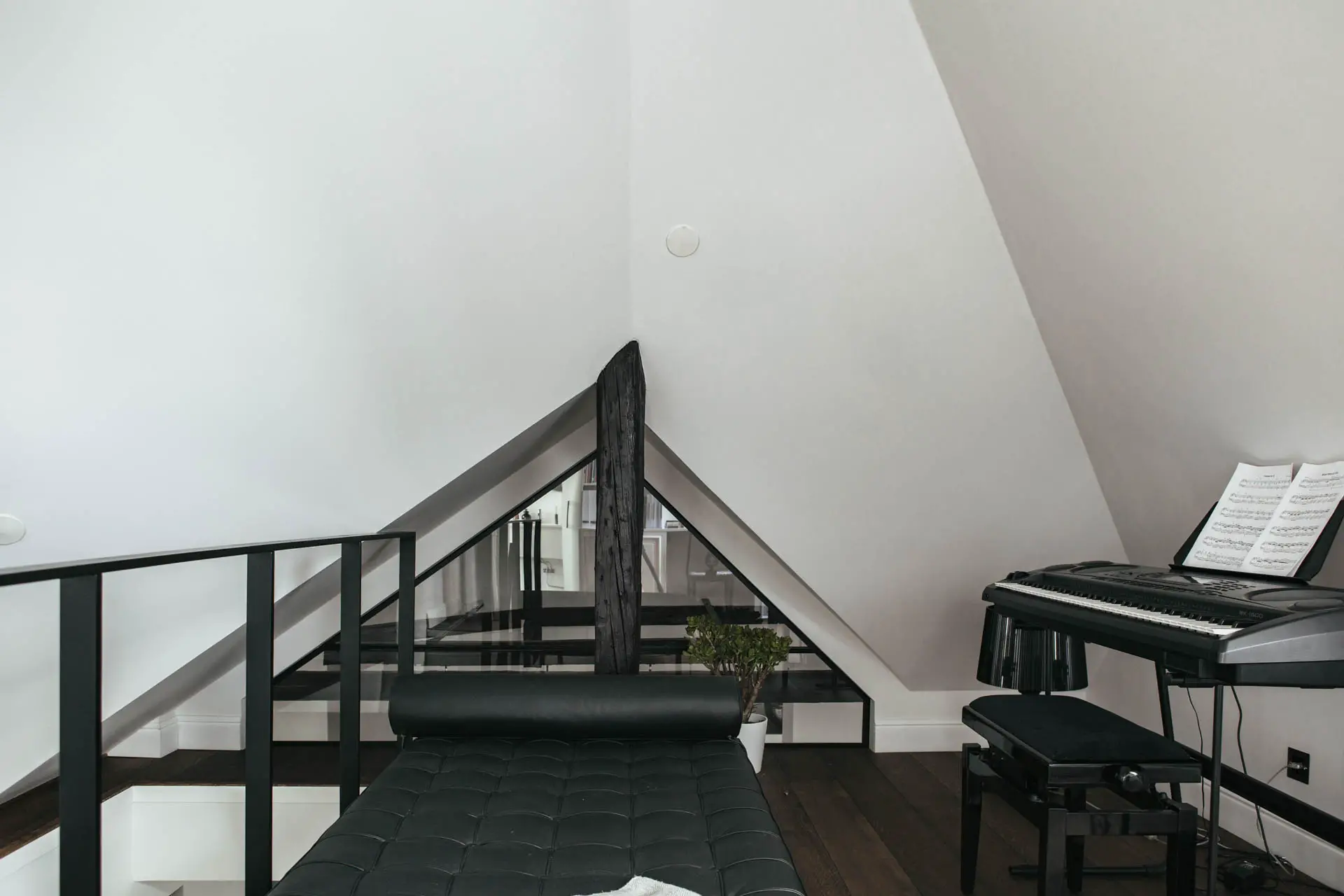 "瑞典斯德哥尔摩复式公寓，打造家庭办公一体化的舒适空间"-14