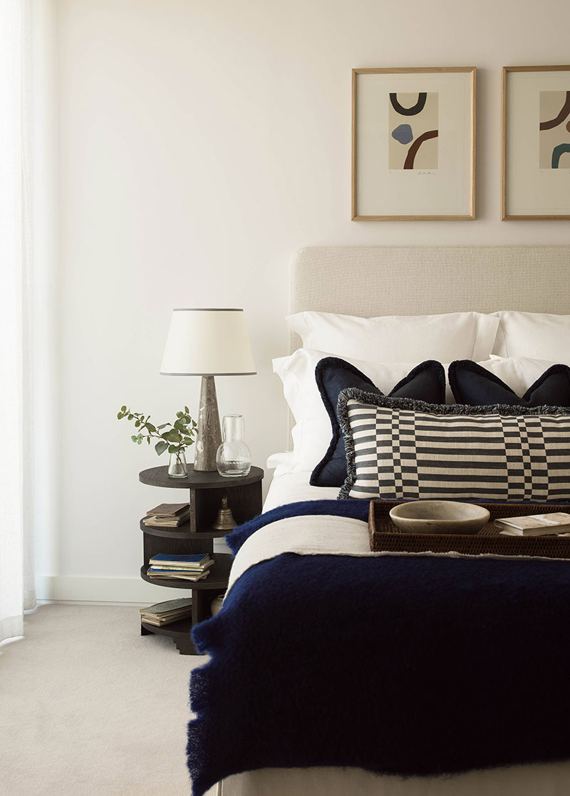 伦敦公寓中性色调与绿植的和谐搭配-11