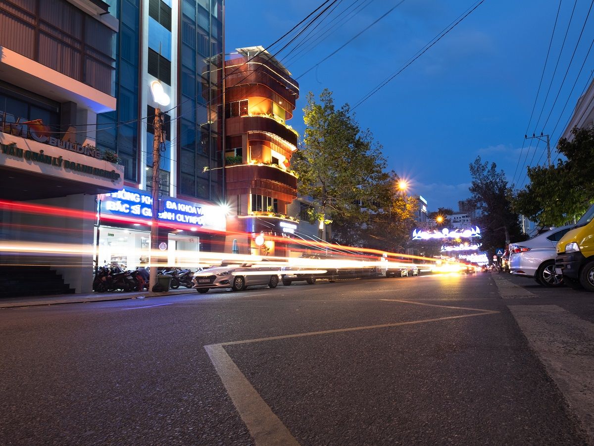 迷你公寓里的 Birmingham 咖啡馆 | 自然光与环保建材的完美融合-13