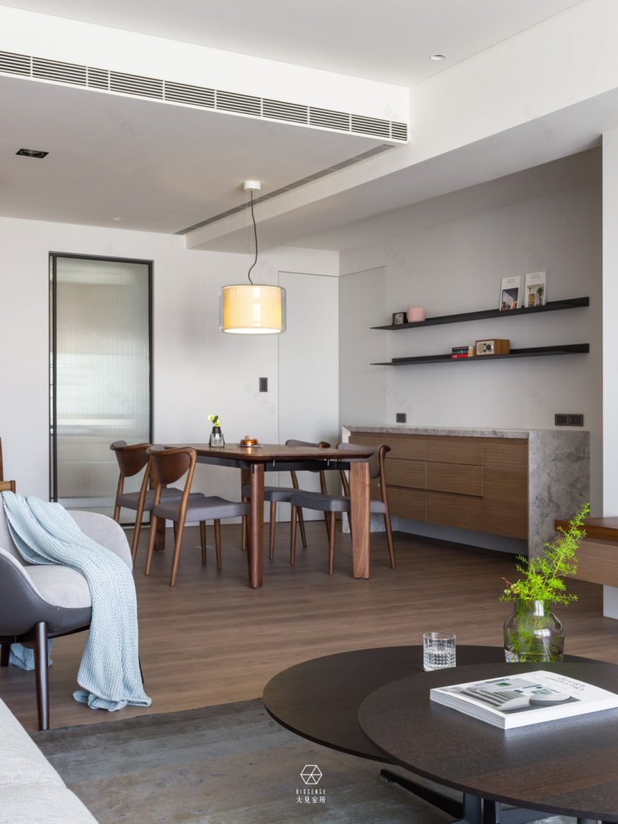 台中 C 宅简约原木空间,精致吊灯成焦点-10