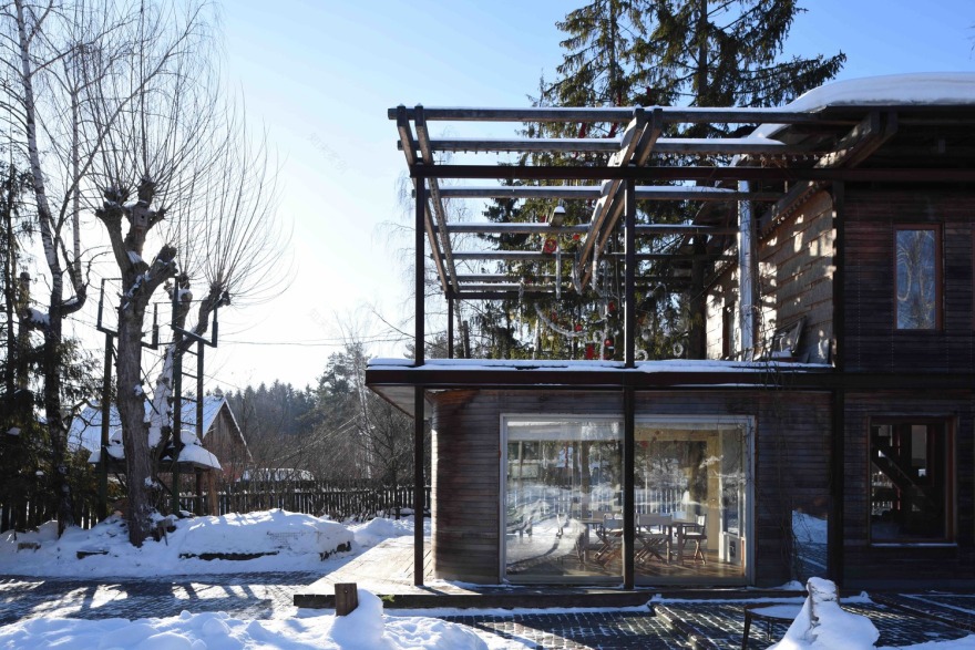 莫斯科魅力暗木小屋,玻璃墙环绕的全年宜居亭子-19