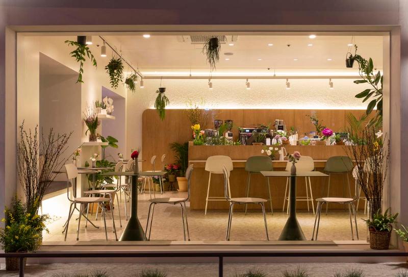 20 平米极简咖啡馆设计，诠释白色与木质的温馨空间-16