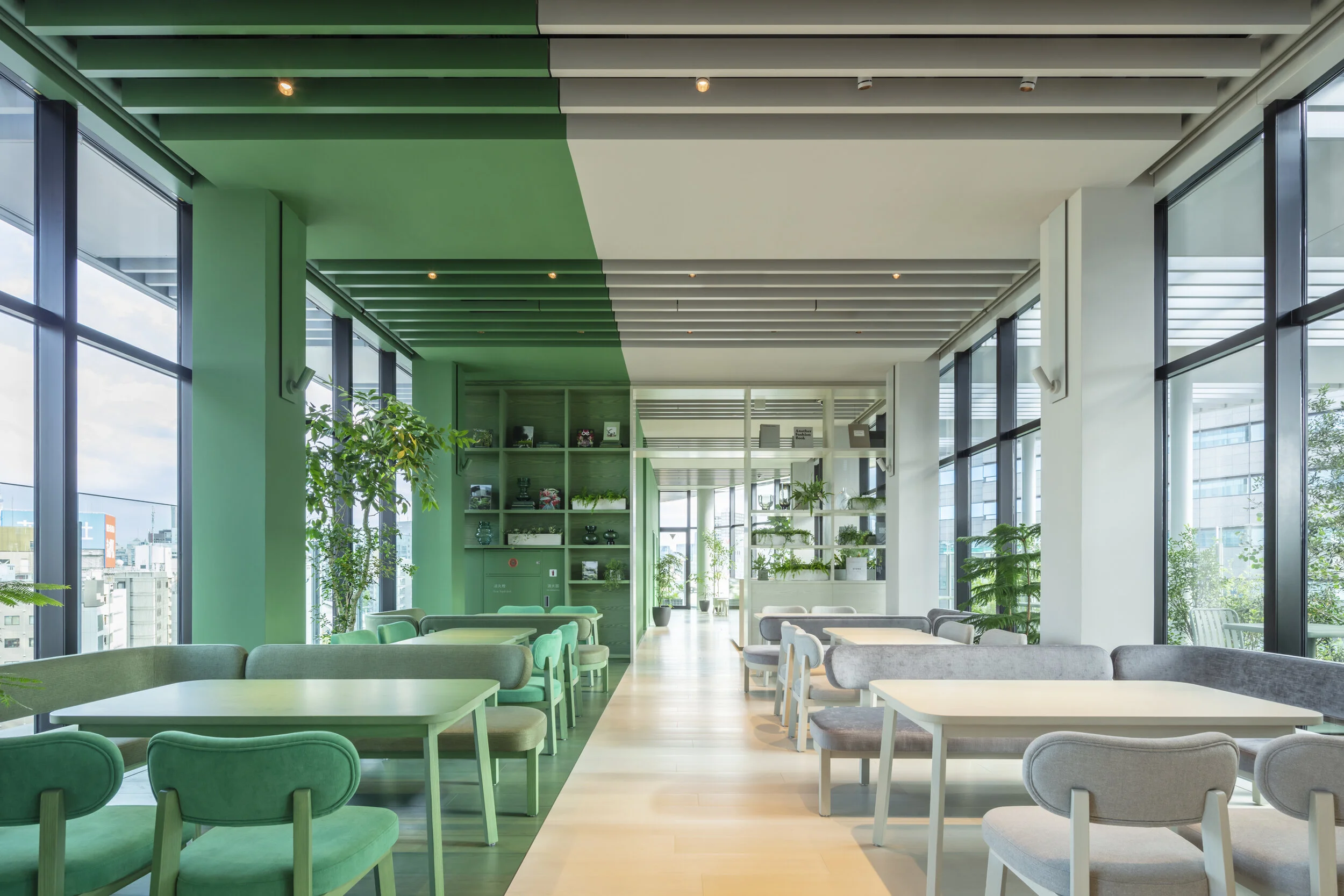 翻身酒店；如果Toggle在此处不为人熟知义项，也可能是意有所指的特定名称，可直译为托格尔酒店 但严格按你需求的唯一性来说，因缺乏语境难以得到百分百准确的答案，若可提供更多原文语境，我将给出更精准翻译 丨日本东京丨Klein Dytham architecture-21