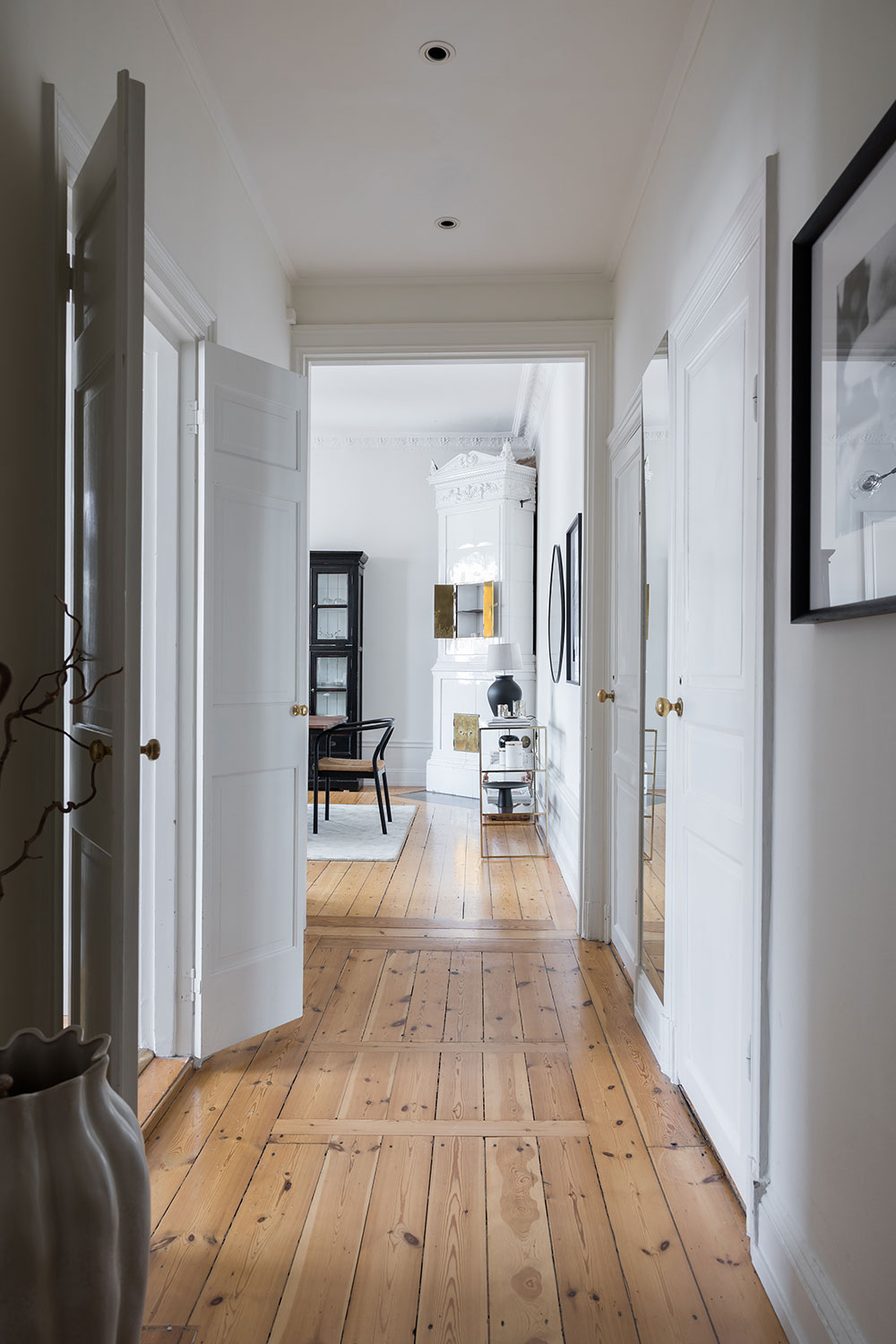 位于斯德哥尔摩带黑白厨房的优雅转角公寓-24