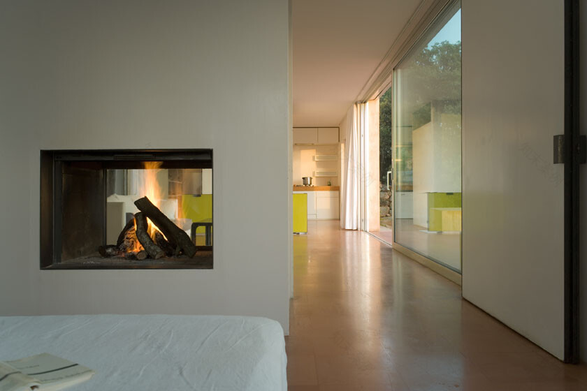 瑞士岩石景观中的移动墙体住宅-10