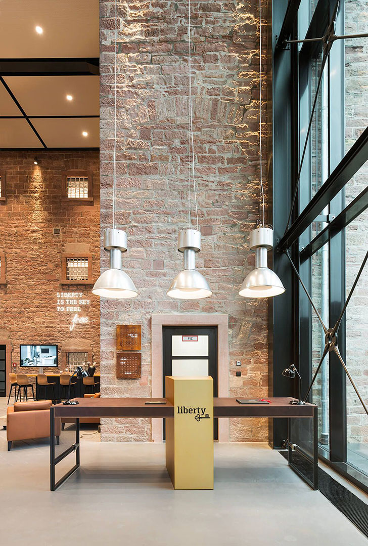 德国前监狱变身工业风酒店-10