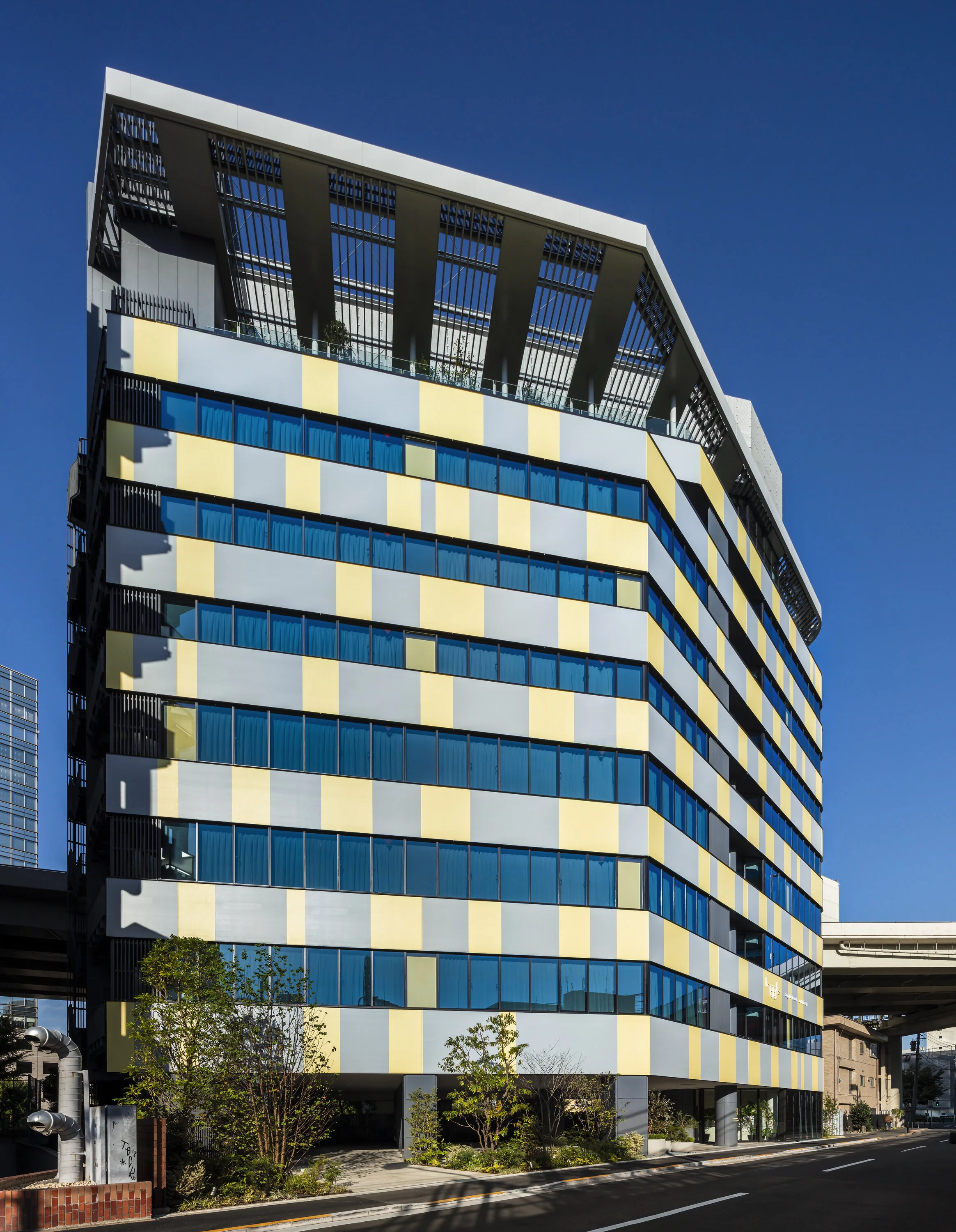 翻身酒店；如果Toggle在此处不为人熟知义项，也可能是意有所指的特定名称，可直译为托格尔酒店 但严格按你需求的唯一性来说，因缺乏语境难以得到百分百准确的答案，若可提供更多原文语境，我将给出更精准翻译 丨日本东京丨Klein Dytham architecture-3