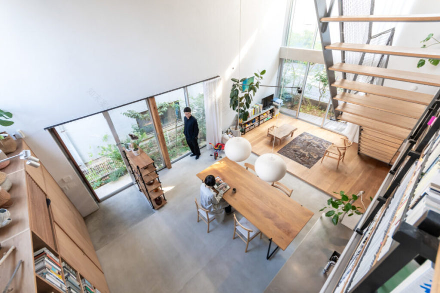 “路地庭”と“屋根庭”のある家 吹き抜けの窓を開けると心地の良い半屋外空間に | Architecture | 100%LiFE-5