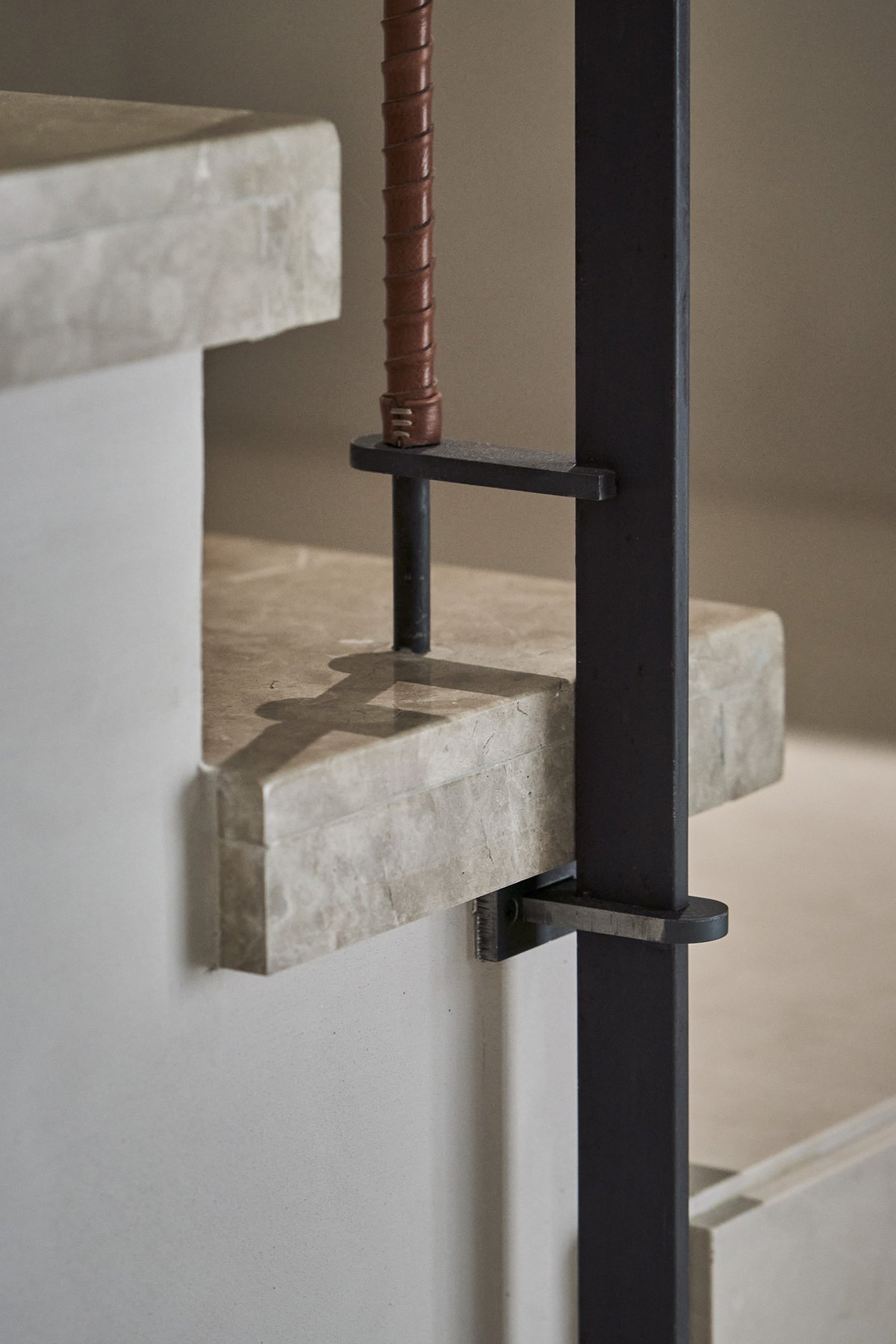 「最深的寧靜來自空無的頓悟」以光重構家居感官深度，安然庇護人們思緒和情感寄託的複層居宅 — Hey!Cheese-15