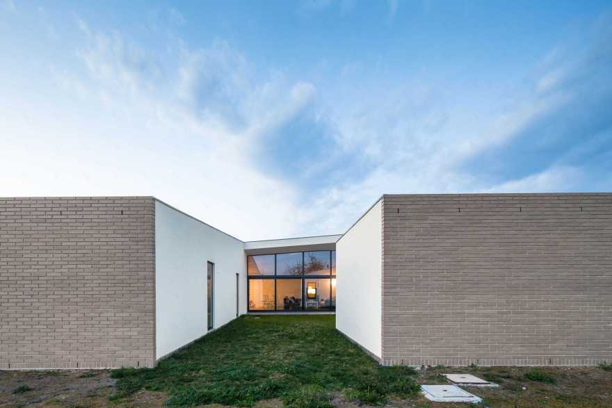 开放露台之居,和谐融入传统环境-12