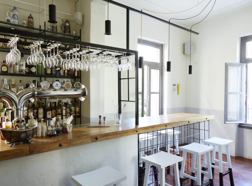 七大美食罪 gastro酒吧(注:gastro一般指融合传统酒吧与高级餐饮特色的风格,直接中文难有完全对应简洁词汇,保持gastro也算合适;若要一定转译,可翻译为美食小馆 ,这里保留gastro更能传达特色且符合场所命名规律)
更为推荐的纯翻译表述:七宗美食罪美食小馆 丨希腊雅典丨Elina Drossou,Efi Malandraki-1