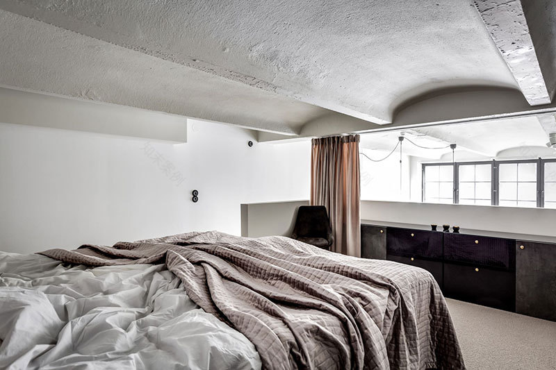 斯堪的纳维亚风格阁楼公寓,绿色沙发点亮百年无线电工厂-17