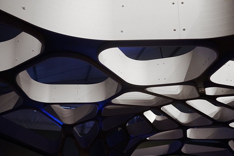 扎哈·哈迪德打造未来主义用餐空间-17