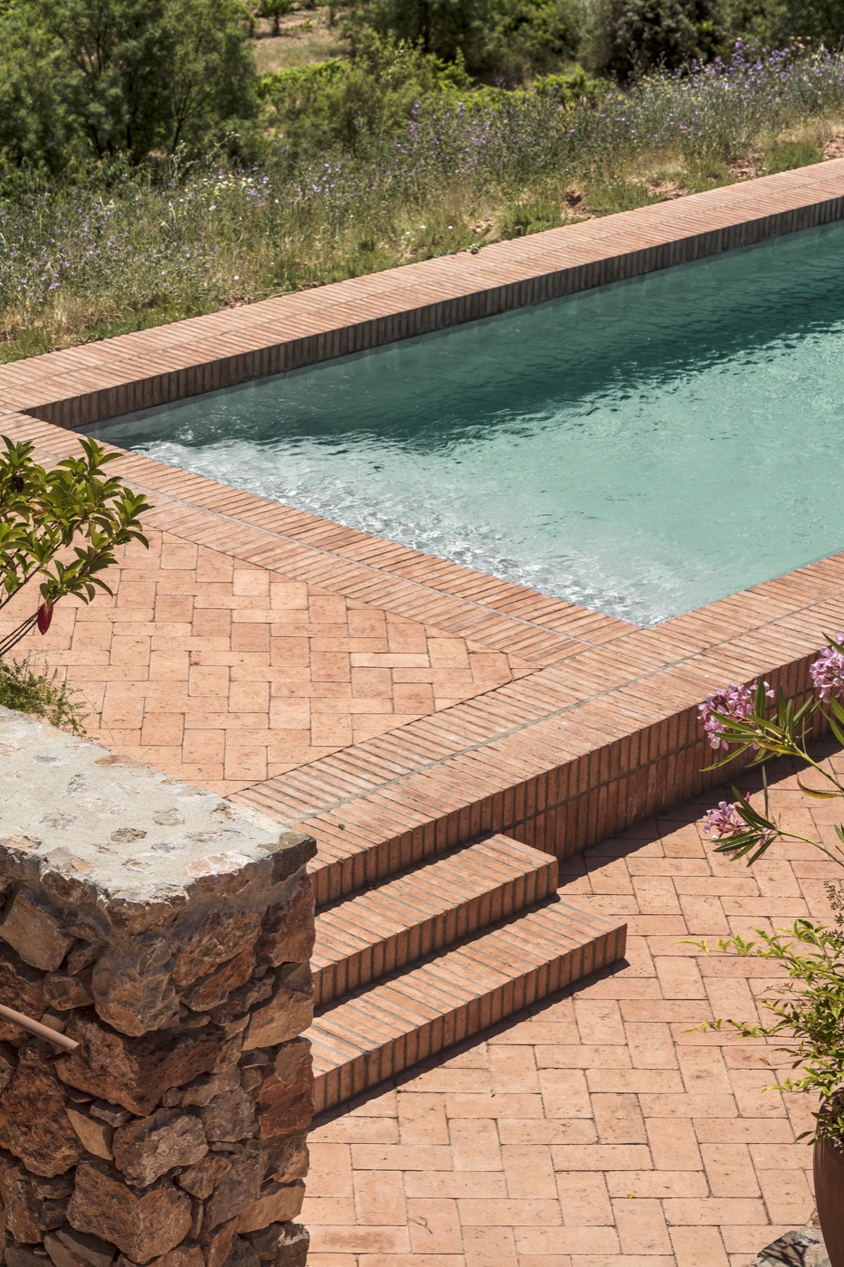 融合传统与自然的西班牙酒庄酒店设计-7