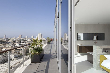 Tel Aviv Penthouse by Pitsou Kedem features a rooftop infinity pool-49