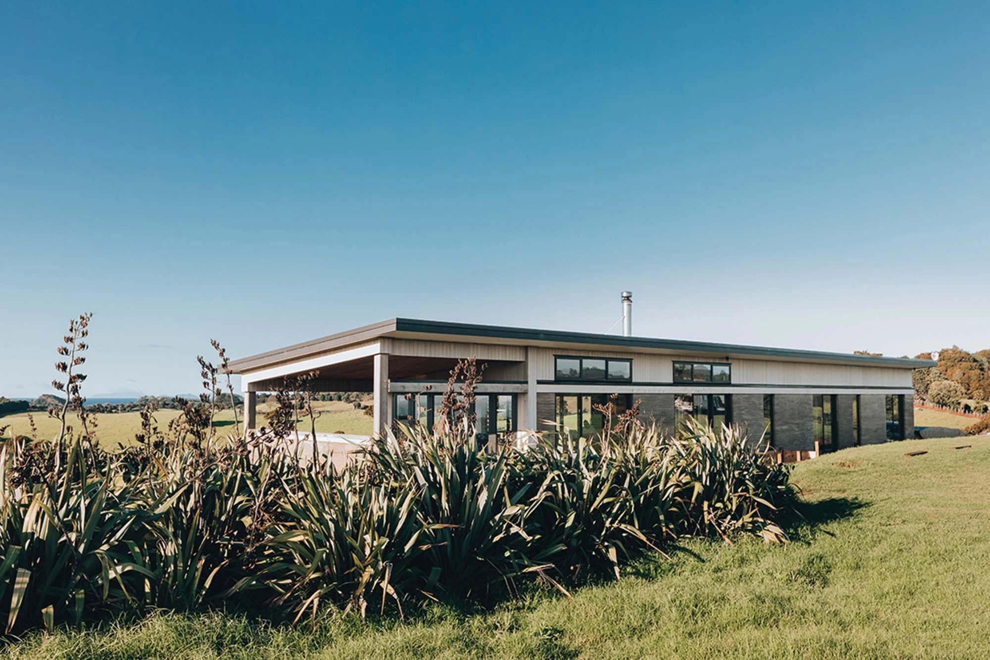 新西兰 Tutukaka 海滨生态家园 | 垂直木纹饰面，展现自然之美-10