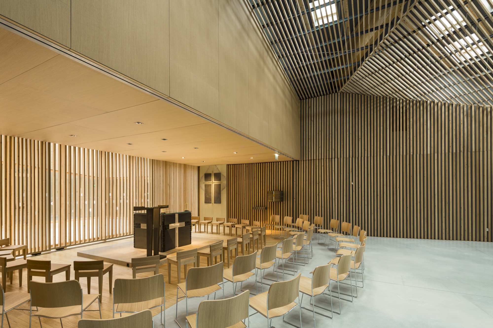 折叠 zinc 外壳中的宁静圣所——法国 Ensemble Pastoral Catholique 教堂设计-38