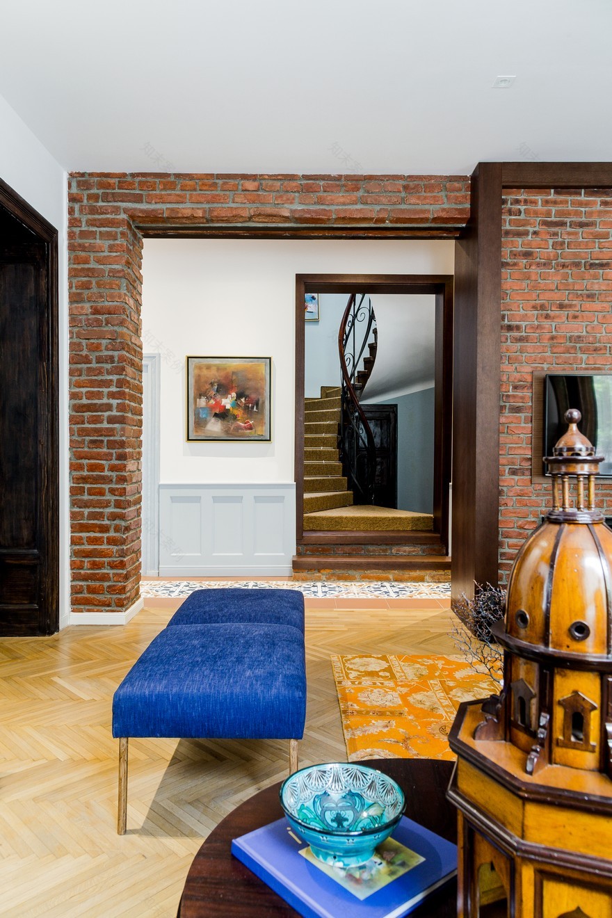 布加勒斯特英式乡村别墅 | 砖墙与橙色调的优雅结合-25