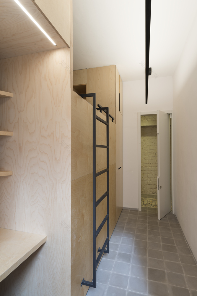 Long and Slender XS Studio for compact design-40