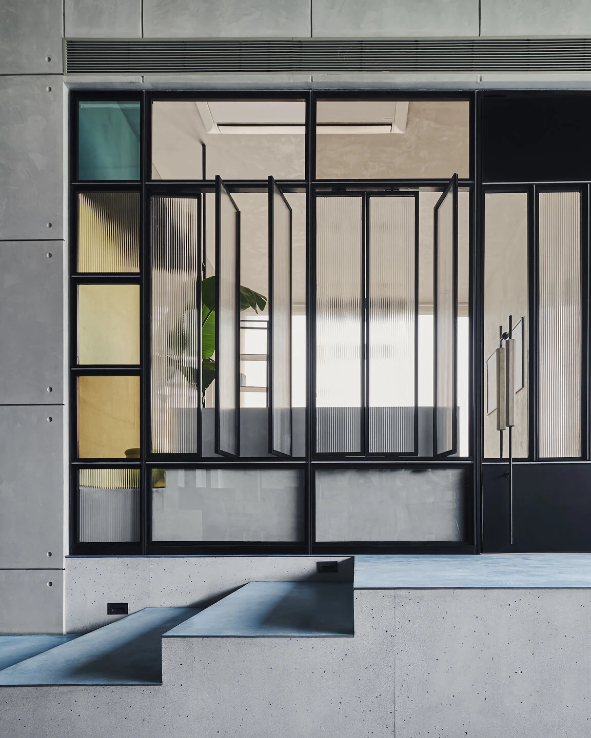 "Velox Motors Offices | 现代工业风格的灵活办公空间"-14