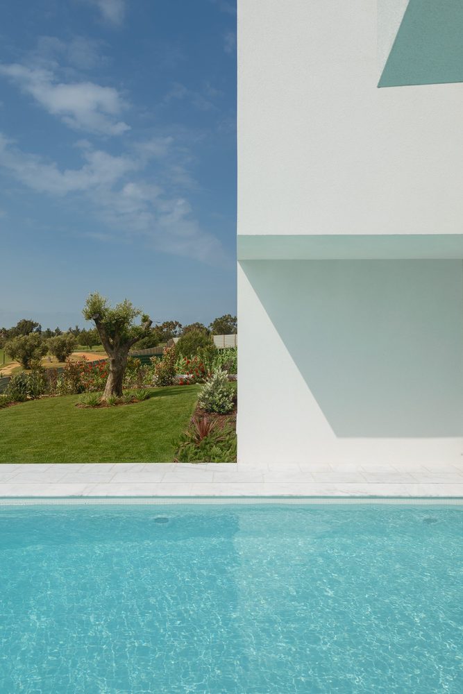 Between Two White Walls  Corpo Atelier-33