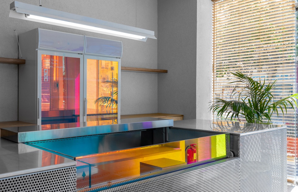 巴兹莱咖啡馆 | 模块化座椅与多彩玻璃营造独特氛围-13