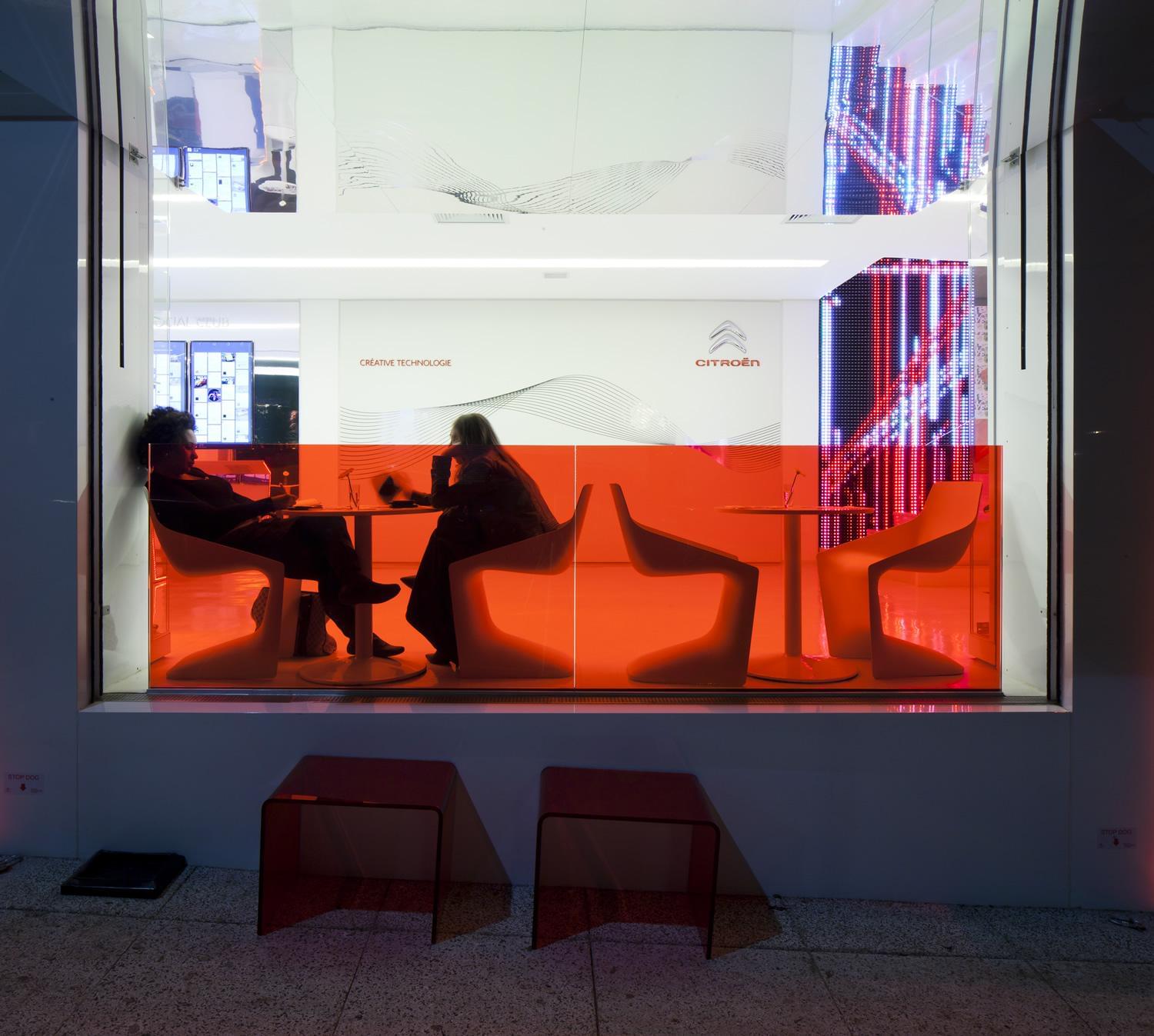 红镜楼梯连接三层空间，透明玻璃幕墙打造未来感 Citroën 商店-3